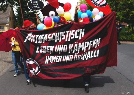 Antifa leben und kämpfen überall - Banner, dahinter Luftballons