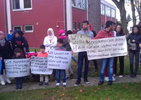 Menschen mit Plakaten