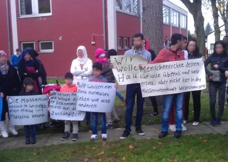 Menschen mit Plakaten