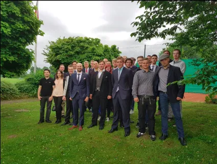Menschen auf Wiese