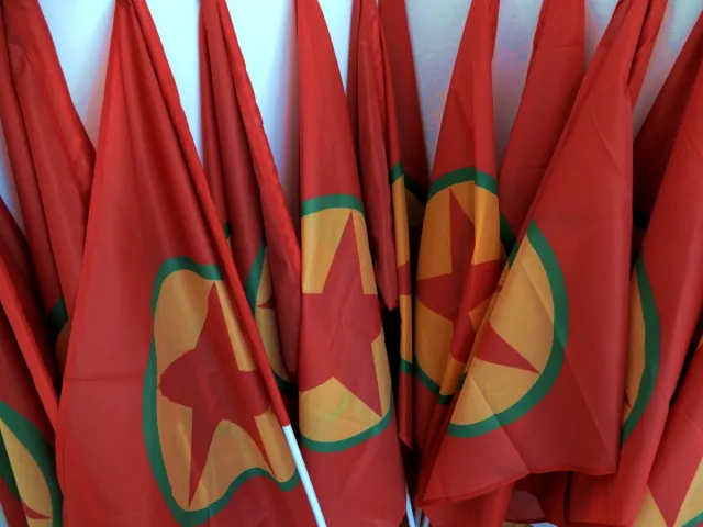 Rote PKK Fahnen nebeneinander