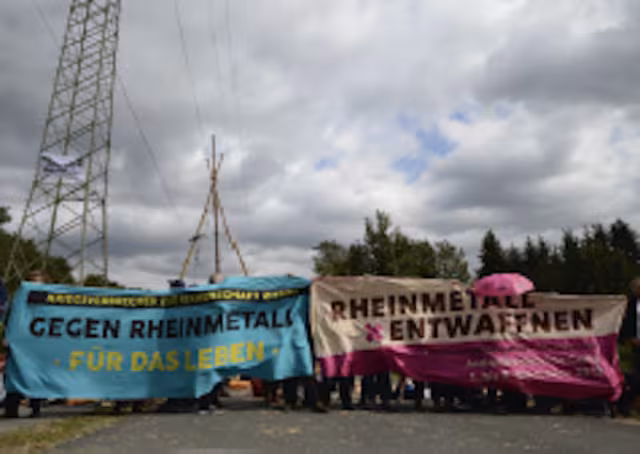 Protestierende Menschen mit Transparenten