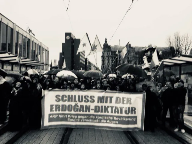 Transpi: Schluss mit der Erdogan Diktatur