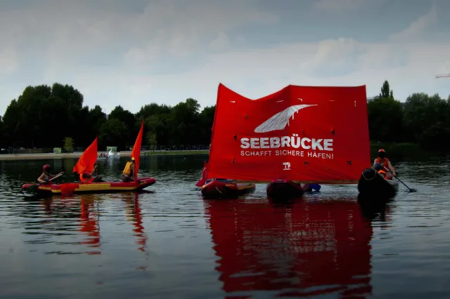 Seebrücke Transparent auf einem See