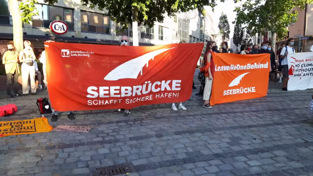 Moria brennt und wir protestieren.