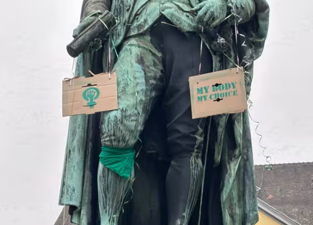 Statue wurden schilder umgehängt: My Body My Choice 