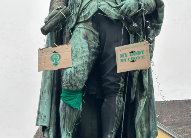 Statue wurden schilder umgehängt: My Body My Choice 