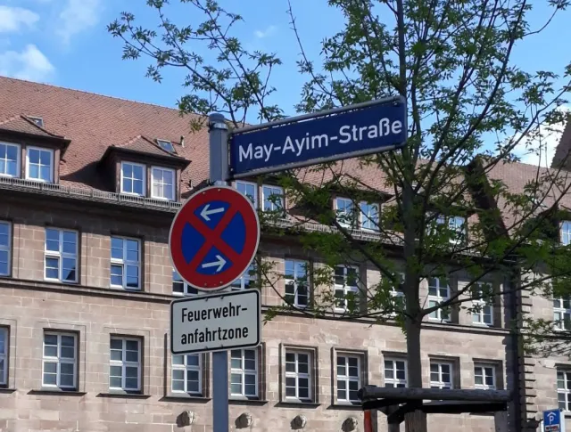 Umbenanntes Straßenschild