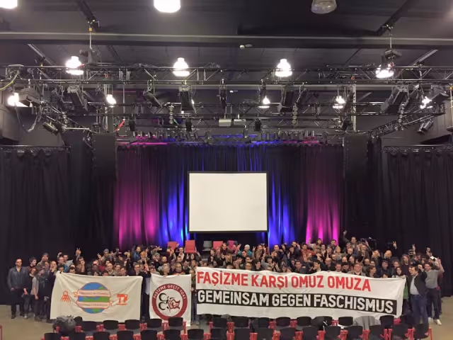 Menschen mit Transparent: Gemeinsam gegen Faschismus