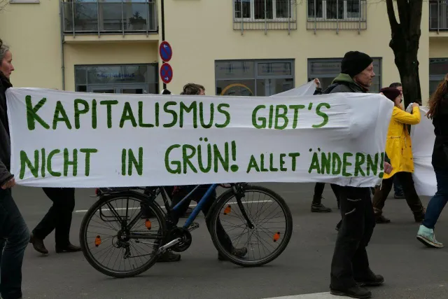 Demonstrierende mit Transparent